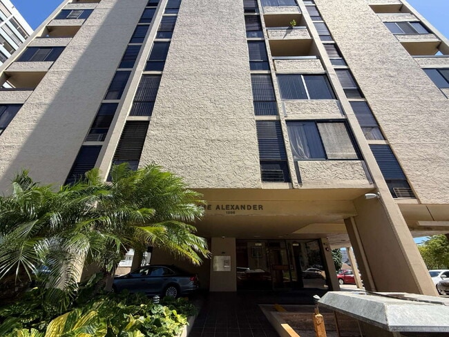 Building Photo - Fully Furnished 2BD/1BA w/ Diamond Head View – Renovated, Parking, In-Unit W/D