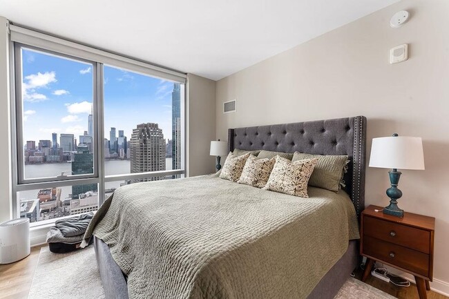 Building Photo - 25 Christopher Columbus Dr