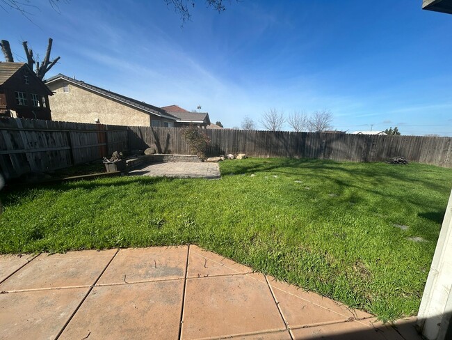 Building Photo - 4 bedrooms with Solar in North Hanford