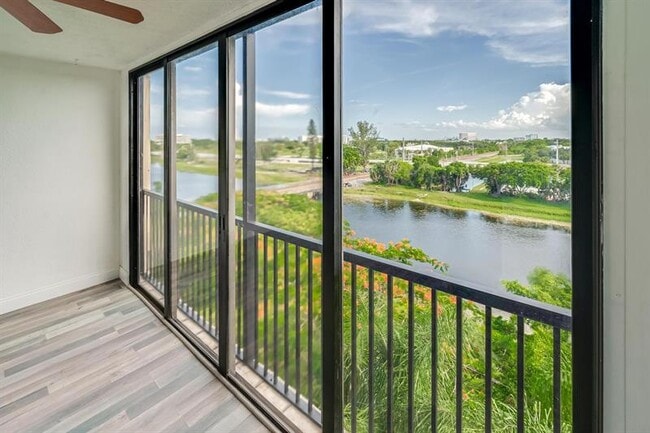 Building Photo - 2200 S Cypress Bend Dr