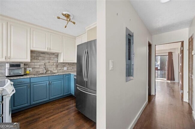 Building Photo - 3200 Rim Cove Dr