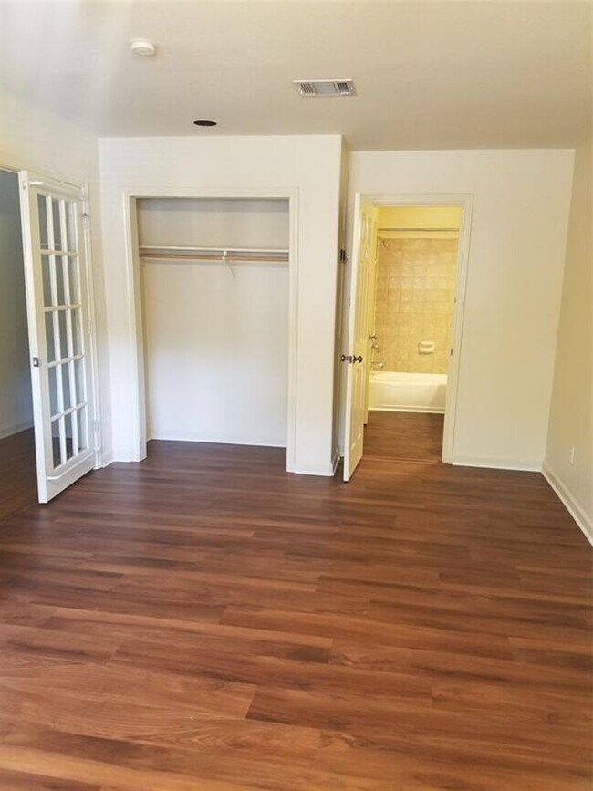 Building Photo - 4 bedroom 3 bath in the heart of North Campus