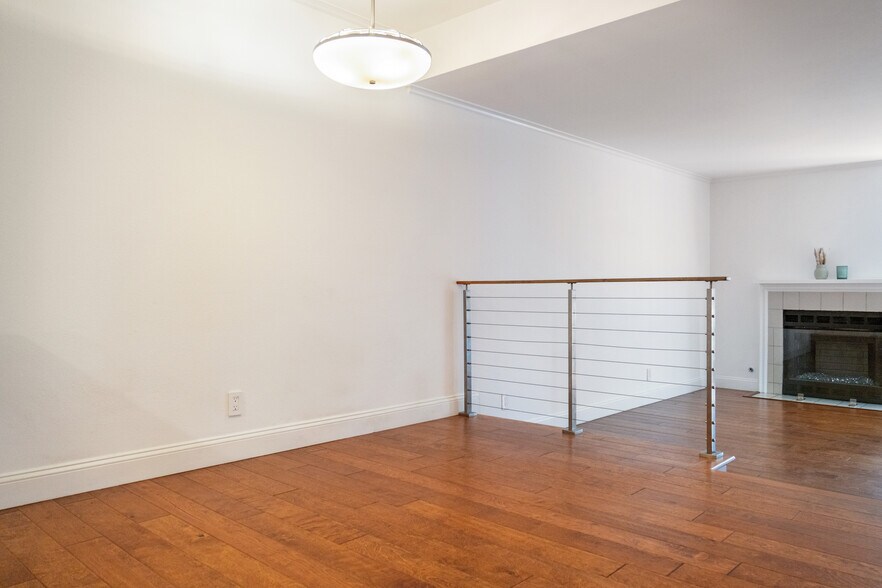 Building Photo - 6638 Clybourn Ave