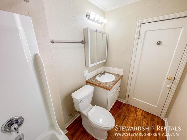 Building Photo - 1376 W 6th Ave