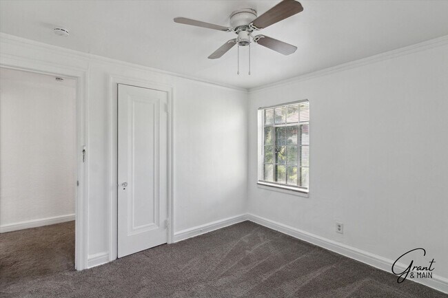 Building Photo - #1300 3 bedrooms