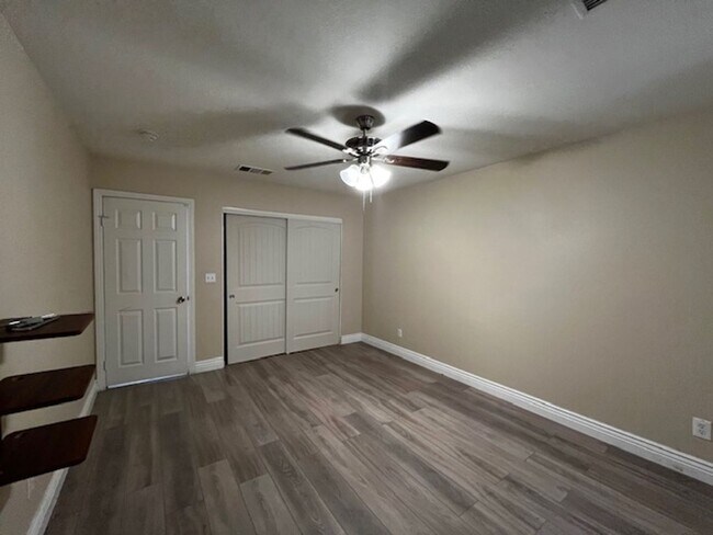 Building Photo - Stylish & Solar-Powered 5-Bed Gem with Vau...