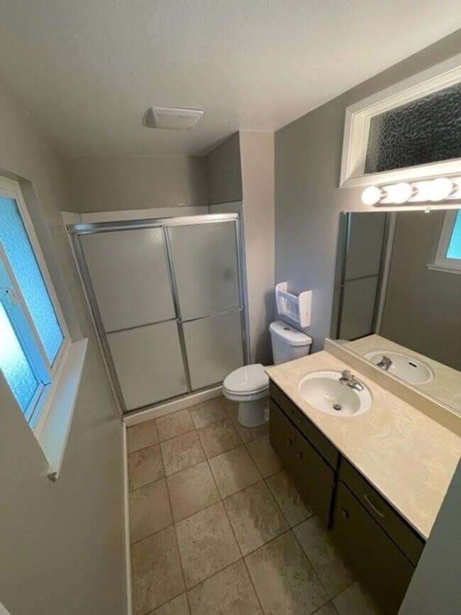Building Photo - Roseville 3 bedroom