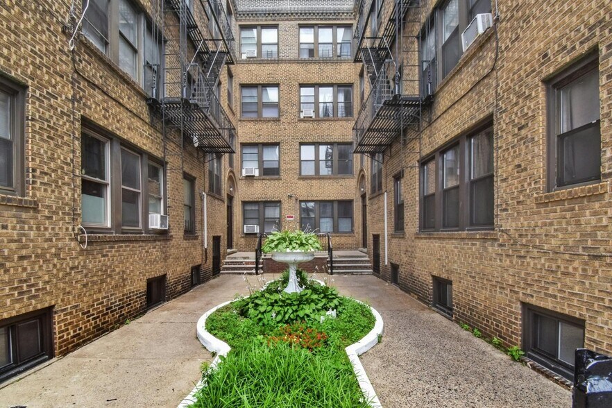 Building Photo - 148 37th St