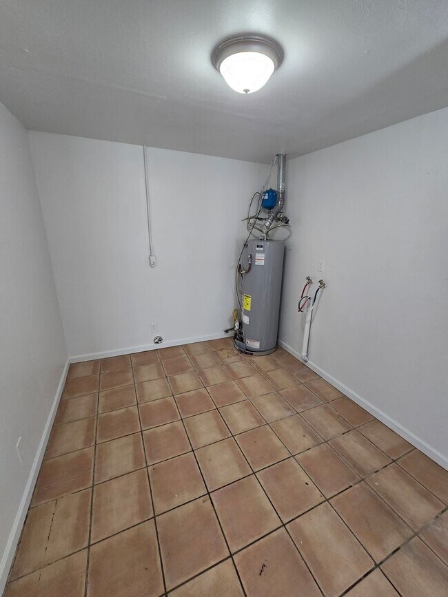 Building Photo - Nice size 4 Bedroom  2 Bath with 2 living ...