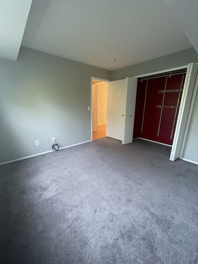 Building Photo - Three Bedroom Two Bath Condo | Laundry, Parking, & Central AC