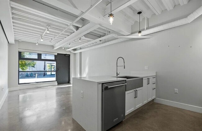 Building Photo - 305 Webster Ave