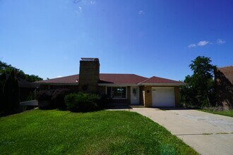 Building Photo - 1092 Greentree Rd