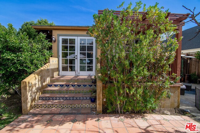 Building Photo - 543 N Las Palmas Ave