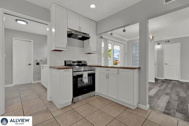 Building Photo - Serra Mesa 3 Bedroom Home with Private Yard & Oversized 2-Car Garage
