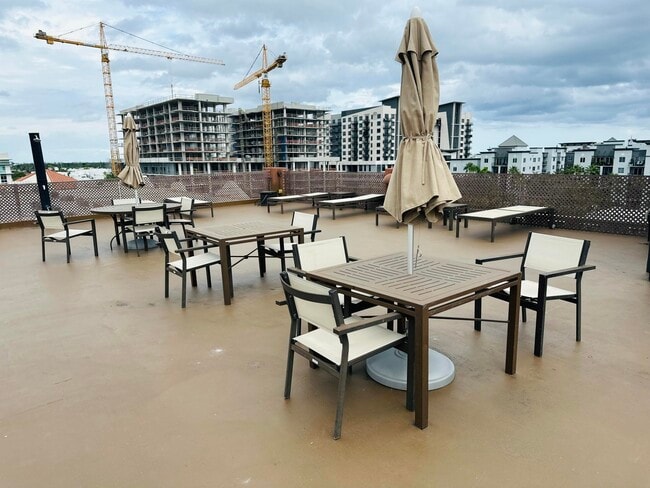 Building Photo - 533 NE 3rd Ave