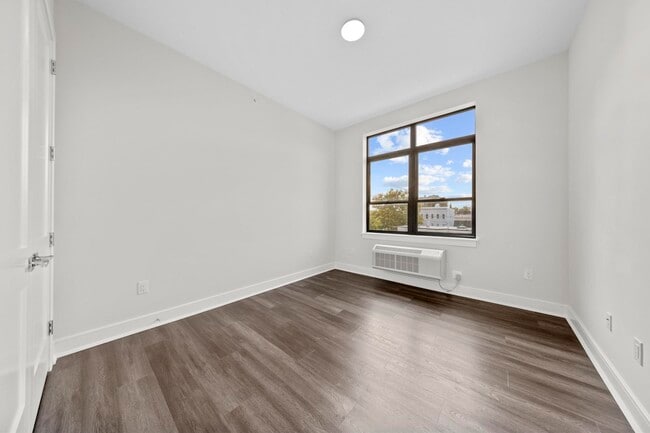 Building Photo - 121 34th St