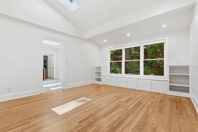 Building Photo - Bright, Updated Home Minutes from UNC and Downtown Chapel Hill