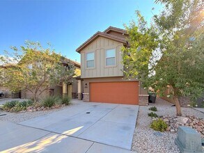 Building Photo - 4 Bed, 2.5 Bath home with 2 Car Garage