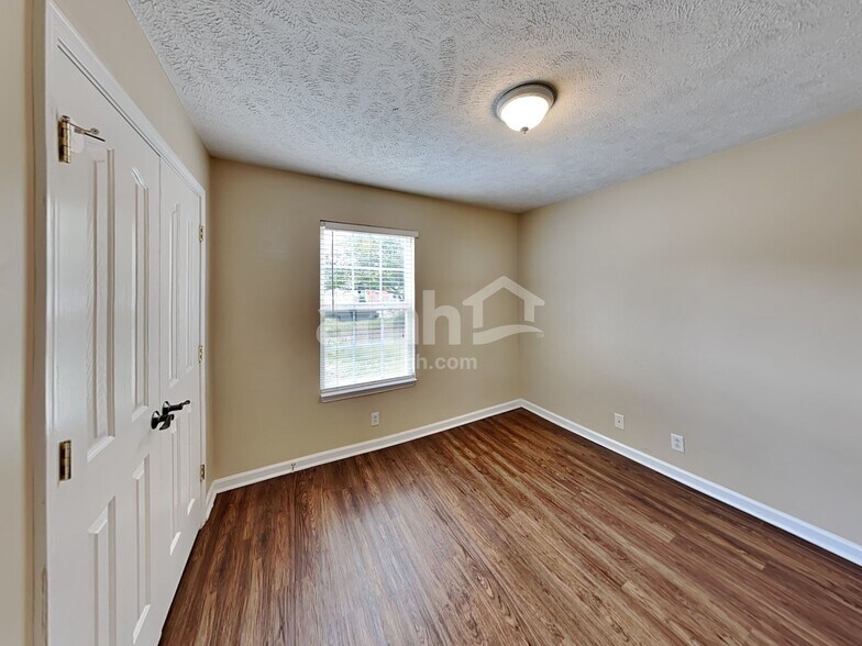 Building Photo - 3050 Weybridge Dr