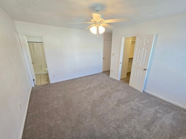 Building Photo - STUNNING TWO STORY 3 BEDROOM/ 2.5 BATH TOW...