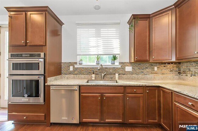 Building Photo - 9 Landmark Ln