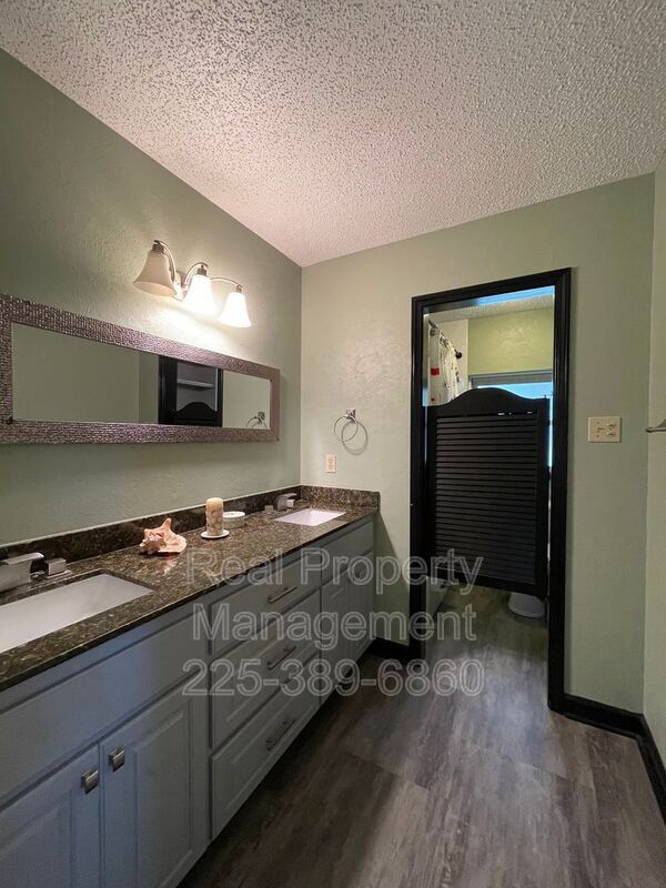Building Photo - 5293 Chenango Dr