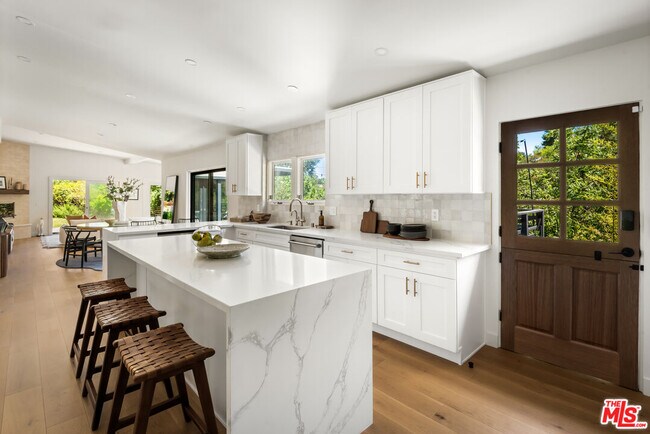 Building Photo - 3375 Coldwater Canyon Ave