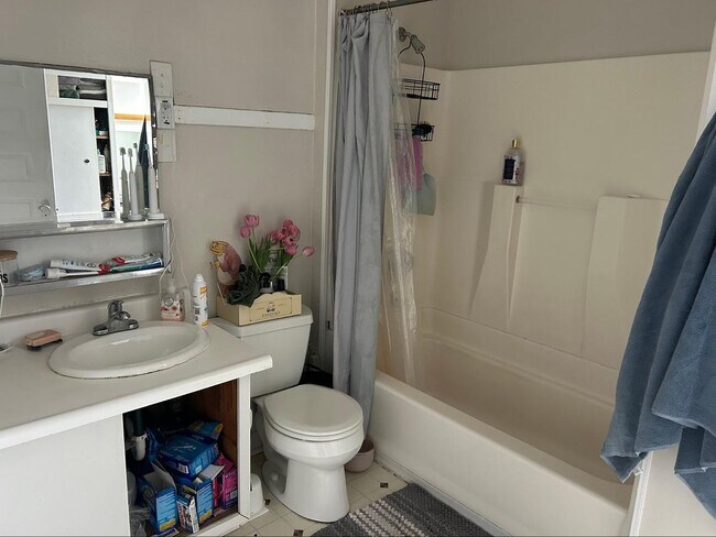 Building Photo - PRELEASE: Spacious 6+ bdrm/2 bath in York Neighborhood