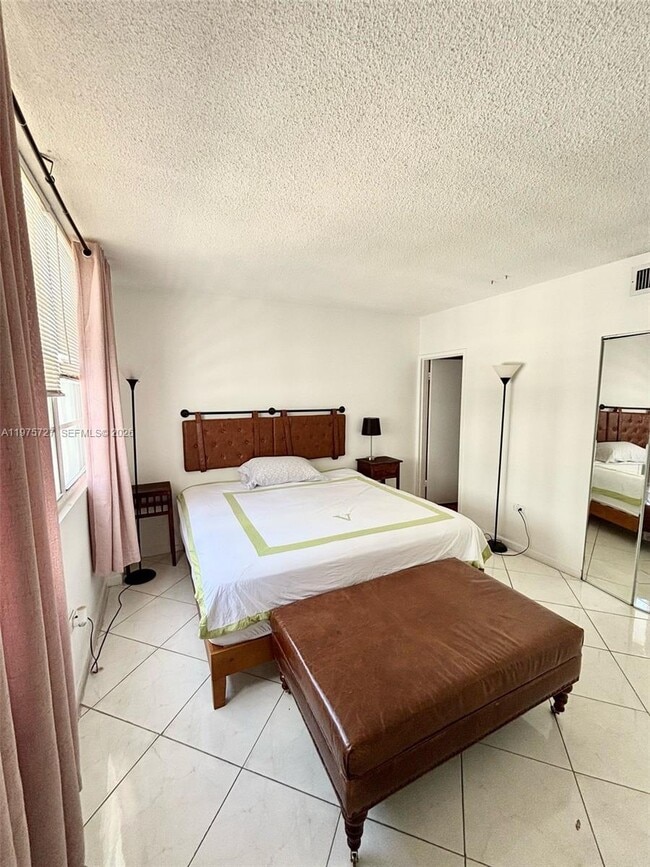 Building Photo - 905 Brickell Bay Dr