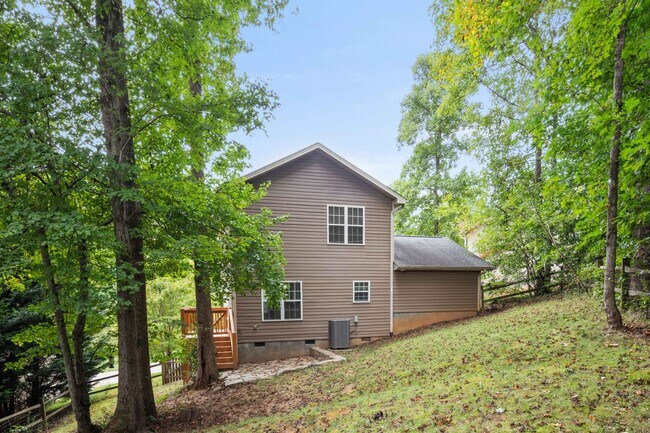 Building Photo - 3 Bedroom 1.5 bath house close to West Ash...