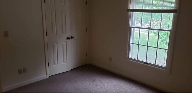 Building Photo - 3 Bedroom/2 Bath one level unit  ?  Kingsp...