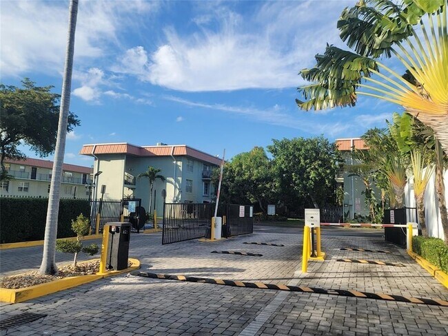 Building Photo - 805 W Oakland Park Blvd