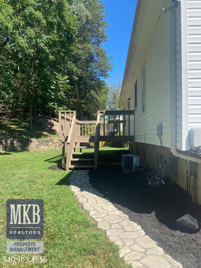 Building Photo - 4 Bedrooms, 2.5 Baths, Split Foyer, Locate...