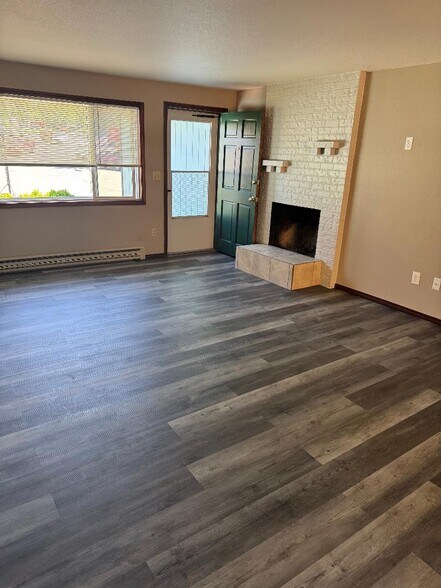 Building Photo - 18035 Weaver Ct