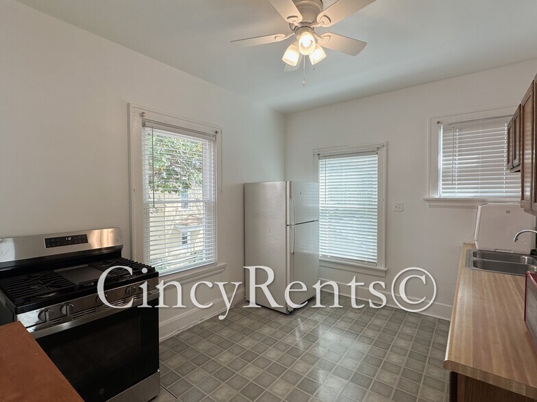 Building Photo - 3570 Edwards Rd