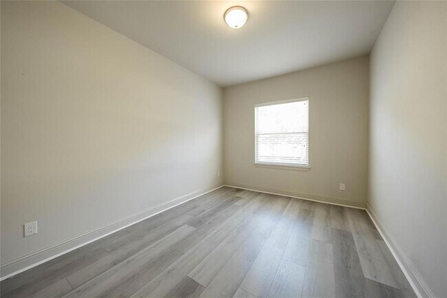 Building Photo - 2745 Troutt Dr