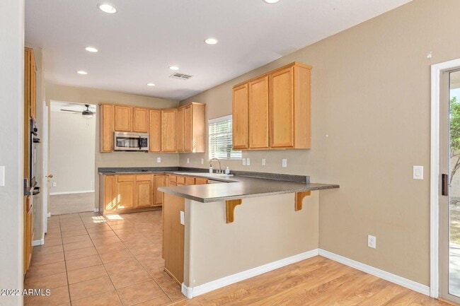Building Photo - Beautiful 5 bedroom, 3 bathroom home in Surprise AZ
