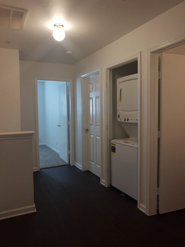 Building Photo - Converse 3 Bedroom Townhouse with Attached One-Car Garage and Large Fenced Backyard