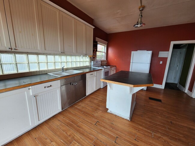 Building Photo - Spacious Units Across from WWU