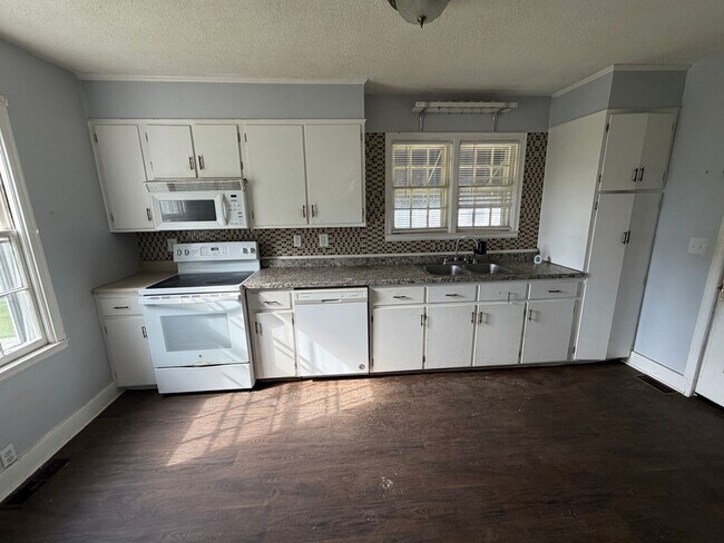 Building Photo - 1743 Kissingbower Rd