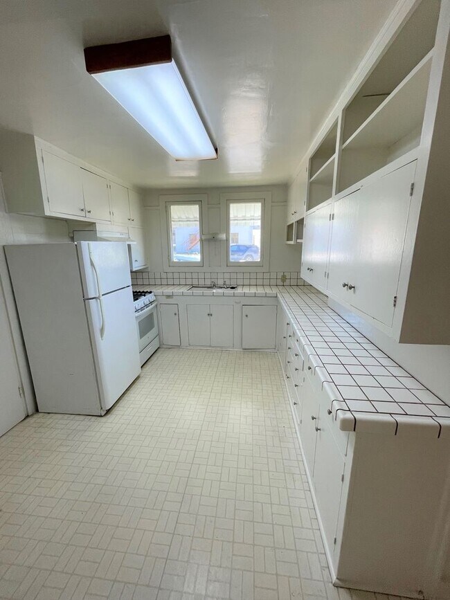 Building Photo - 1093 E Main St