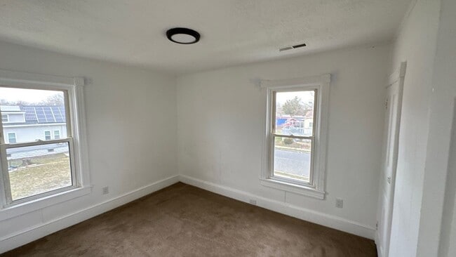Building Photo - 102 W Delilah Rd