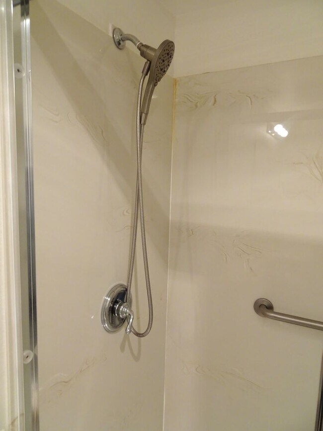 Building Photo - Modern 2-Bedroom Condo in Bellevue’s Merce...