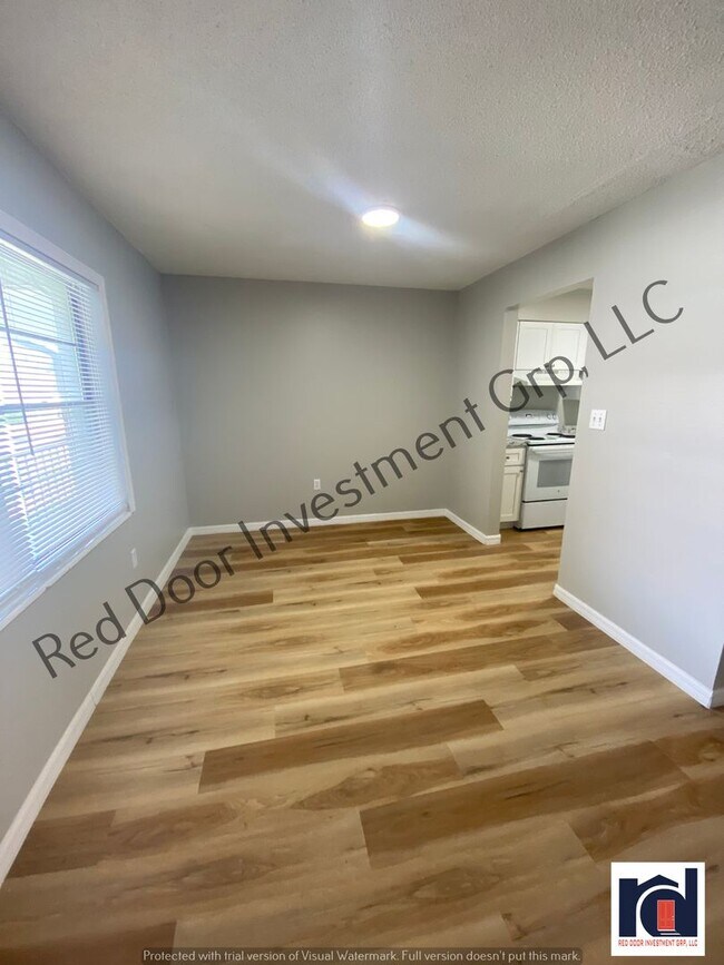 Building Photo - Upstairs 2/1 - Small Quiet Apartment Commu...