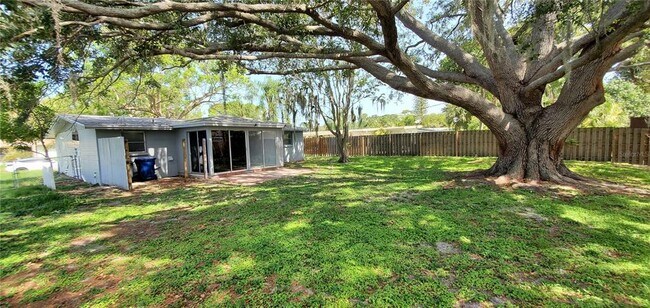 Building Photo - 5529 Nutmeg Ave