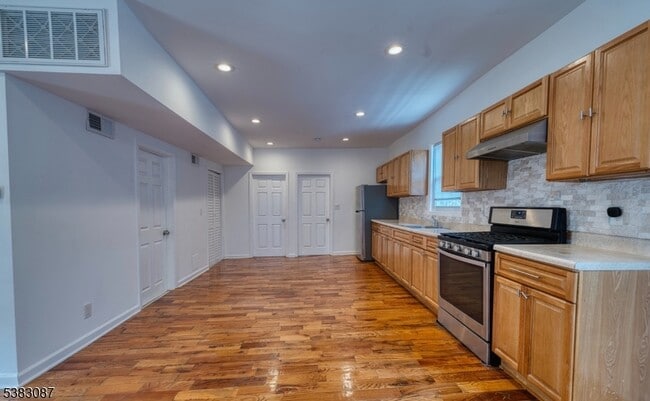 Building Photo - 131 Sylvan Ave