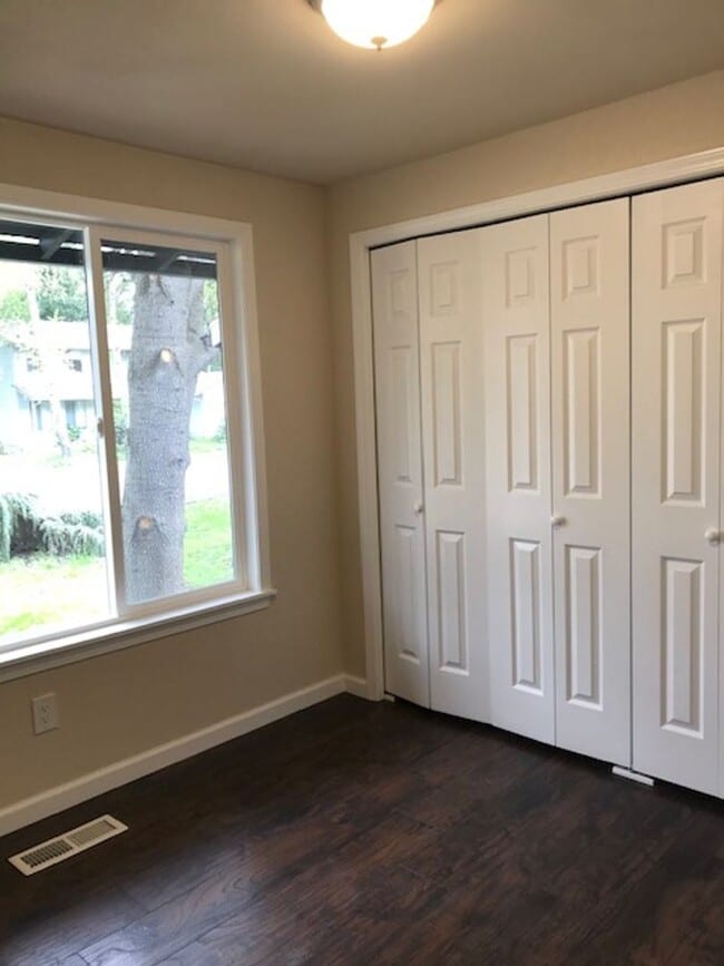Building Photo - Beautifully remodeled 2 Story SFH 4 BD 2.5...