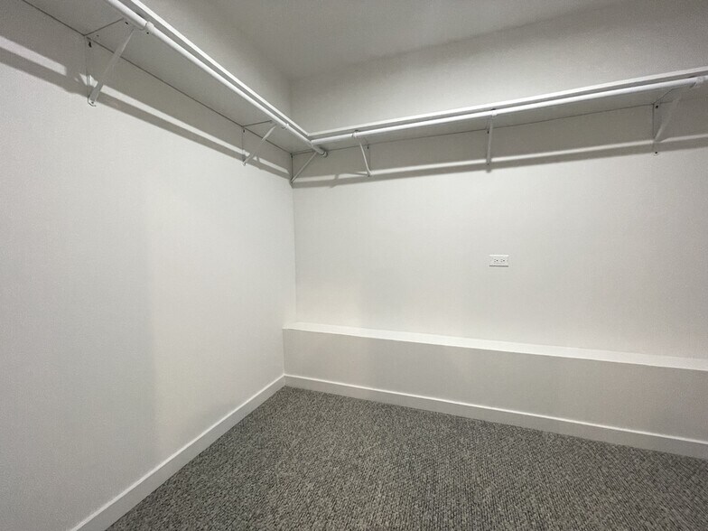 Building Photo - 822 N Winchester Ave