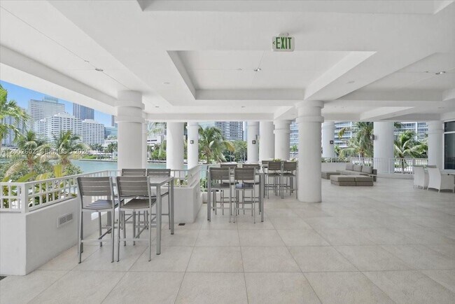 Building Photo - 801 Brickell Key Blvd