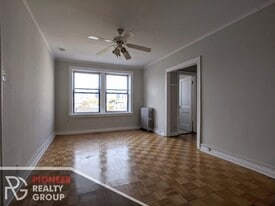 Building Photo - 711 W Belmont Ave